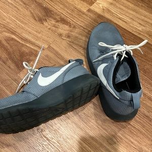 Blue-gray nike roshe size 7y